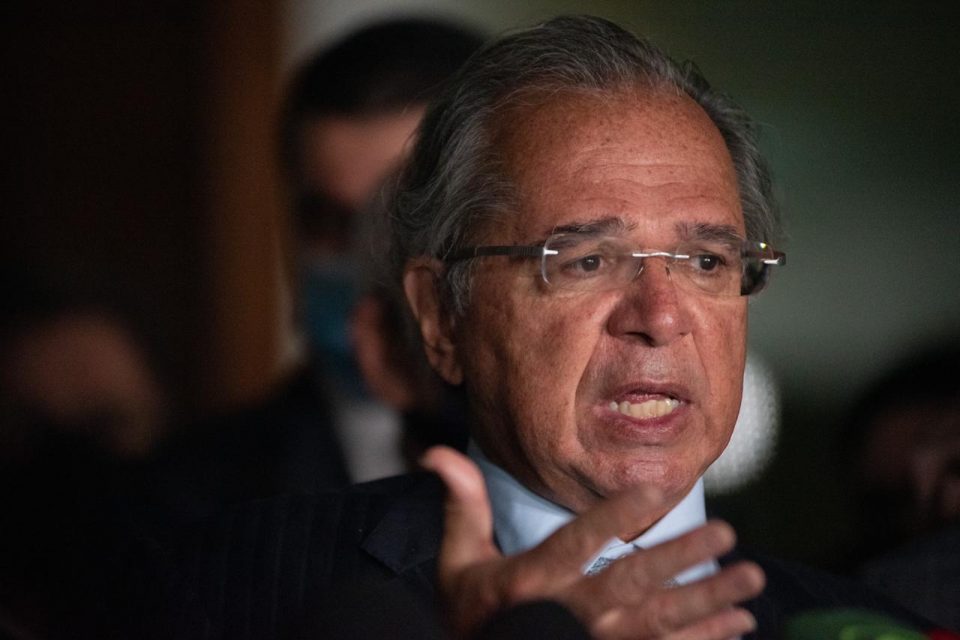 Guedes abre licitação para acabar com pombos e morcegos no&nbsp;ministério