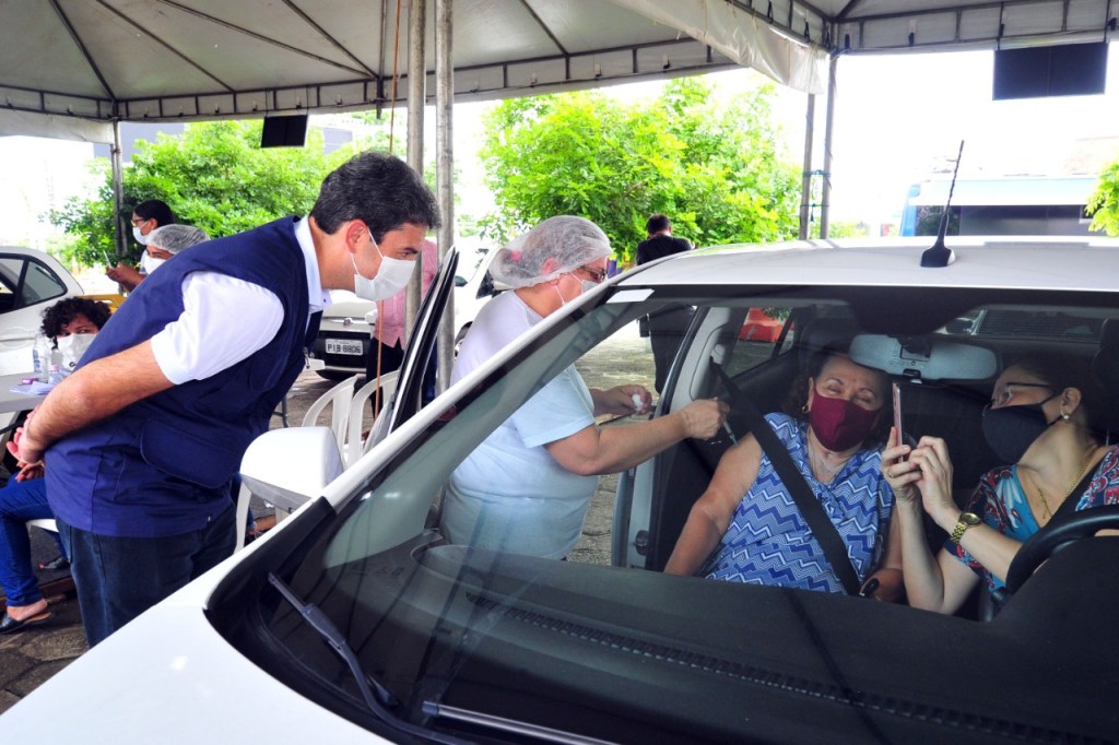 Prefeito Eduardo Braide acompanha vacinação contra Covid-19 no drive-thru na&nbsp;UFMA
