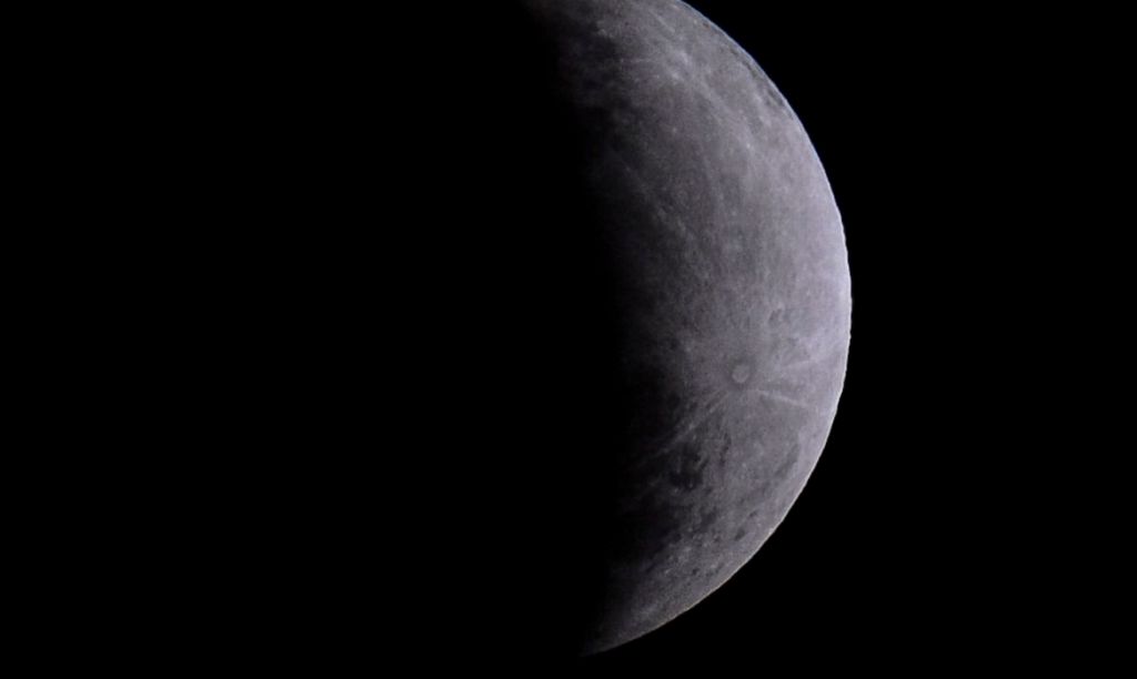 Nasa anuncia descoberta de água em estado líquido na&nbsp;Lua