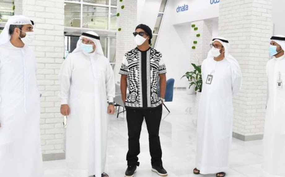 Ronaldinho Gaúcho ganha cidadania especial dos Emirados Árabes e joga “ping-pong” com&nbsp;Sheiks