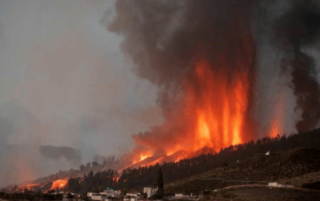 Lava do vulcão nas Canárias destrói várias&nbsp;casas