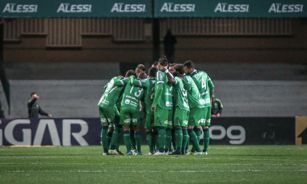 Sampaio  leva 3 gols no segundo tempo e Coritiba amplia liderança na Série B