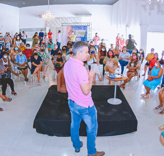 Neto Evangelista conversa com mães sobre o programa Pé na&nbsp;Escola