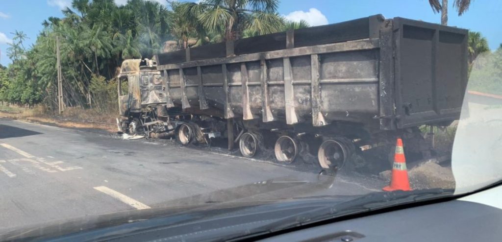 Carreta com brita pega fogo na BR 135 próximo à zona&nbsp;rural