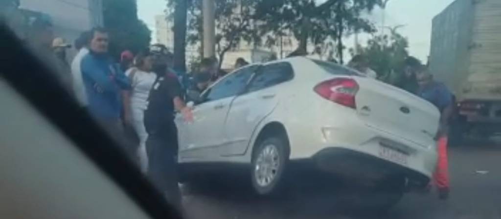 Vídeo: Carro Bate na Traseira de Ônibus na Av. Guajajaras em São&nbsp;Luís.