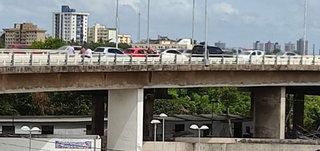Engavetamento de quatro carros interdita alça da Ponte Bandeira&nbsp;Tribuzzi