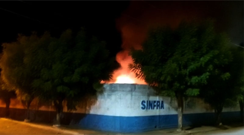 Incêndio no pátio da Sinfra destrói caçambas, ônibus e uma patrol, em&nbsp;Imperatriz