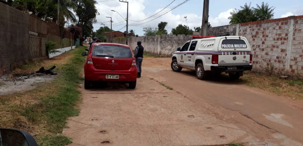 Carro de idosa arrastada durante assalto é abandonado no&nbsp;Anil