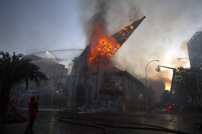 Manifestantes incendeiam igrejas durante protestos no&nbsp;Chile