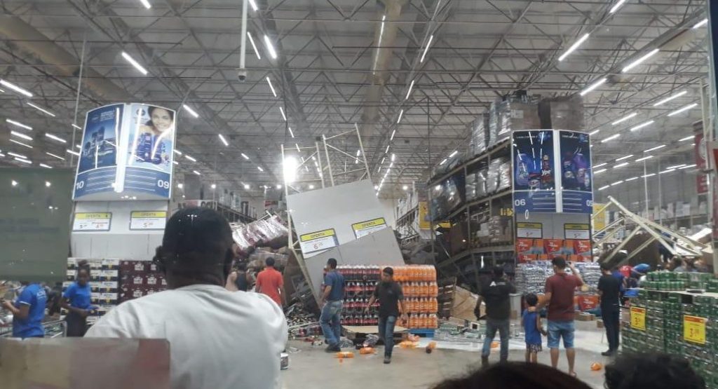 Bombeiros procuram vítimas de acidente no supermercado&nbsp;Mateus