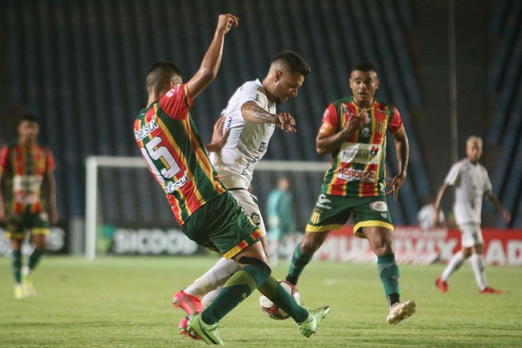 Sampaio Corrêa fica no empate com o Remo e revolta torcida no&nbsp;Castelão