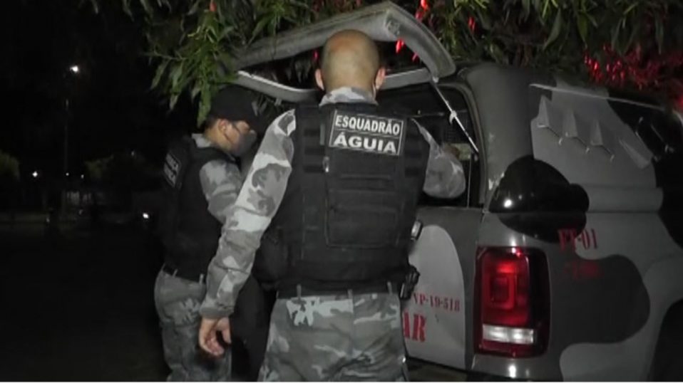Mulher é presa após esfaquear homem no&nbsp;pescoço
