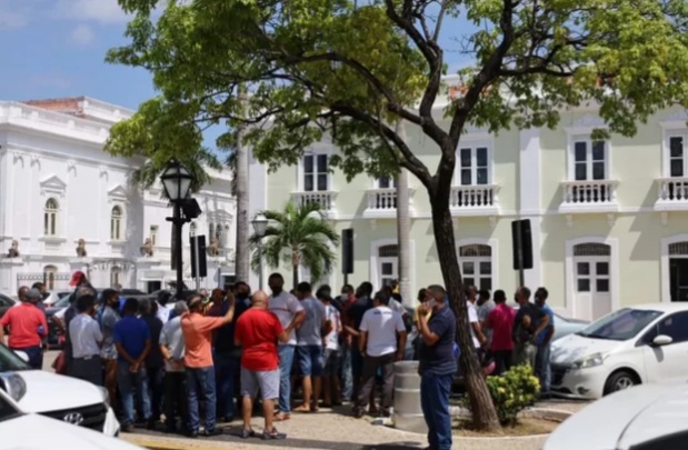 Rodoviários se reúnem em frente à sede da Prefeitura de São&nbsp;Luís