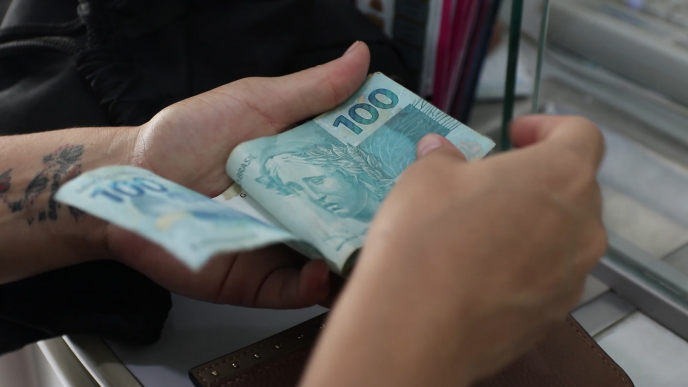 Governo prorroga auxílio emergencial de R$ 300 até o fim do ano