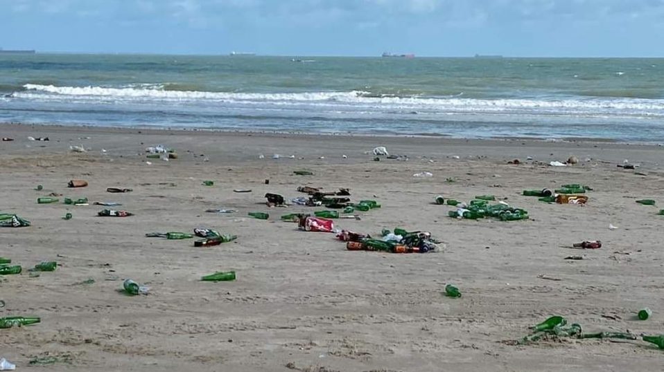 Praia do Meio amanhece cheia de lixo nesta&nbsp;segunda