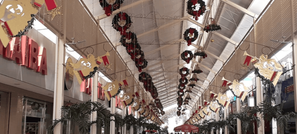 Decoração natalina do calçadão de Imperatriz recebe os últimos&nbsp;ajustes