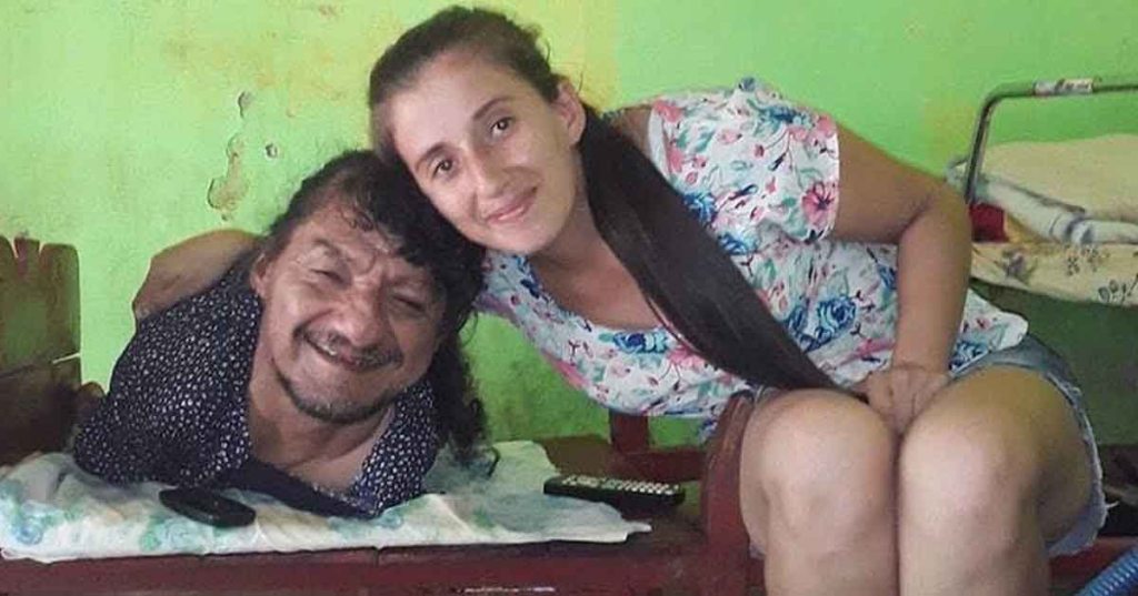 Mesmo sem braços e pernas, pai cria as duas filhas sozinho: “Melhor pai do&nbsp;mundo”