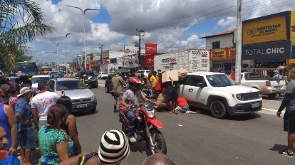 Mulher é atropelada por motocicleta ao atravessar&nbsp;avenida