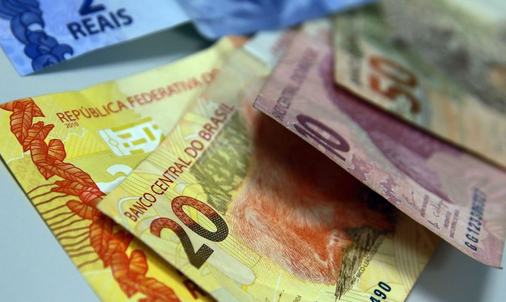 Promulgada lei que fixa o valor do salário mínimo em R$&nbsp;1.212