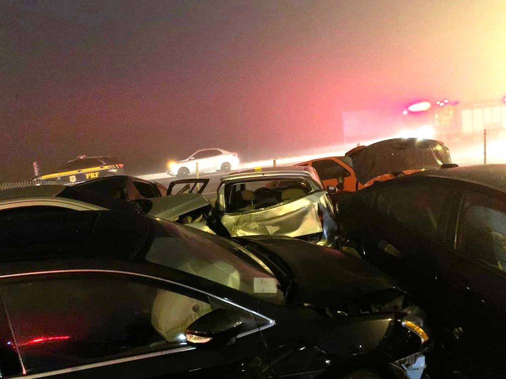 Engavetamento de 22 veículos no Paraná mata sete&nbsp;pessoas
