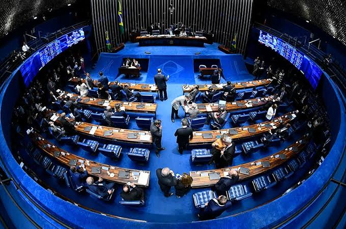 Deputado pede que Senado apure crime de Flávio Bolsonaro por acobertar&nbsp;Queiroz
