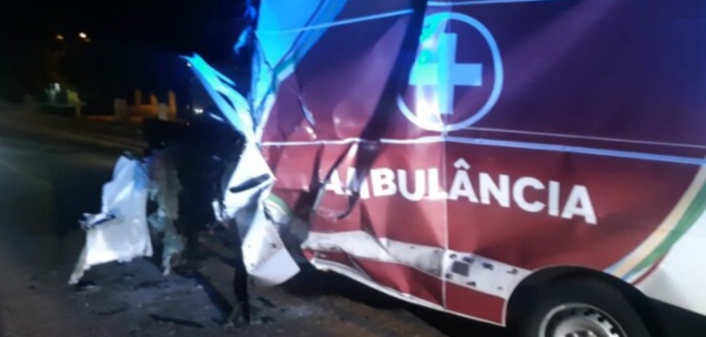 Condutor de ambulância morre após colisão em carreta na&nbsp;BR-135