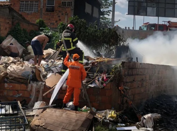 Incêndio destrói depósito de materiais recicláveis na Avenida Beira Rio, em&nbsp;Imperatriz