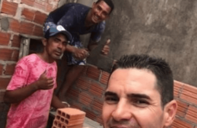 Jogadores do Sampaio aproveitam folga para ajudar na construção da casa de&nbsp;massagista