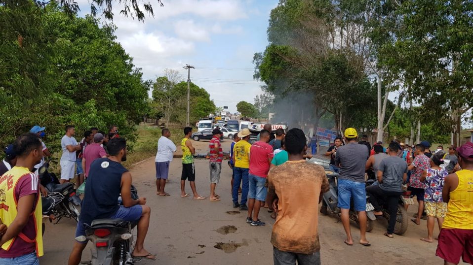 Moradores interditam três pontos da BR-222 entre Santa Inês e Miranda do&nbsp;Norte