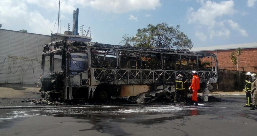 Ônibus pega fogo no bairro Outeiro da Cruz após problemas&nbsp;mecânicos