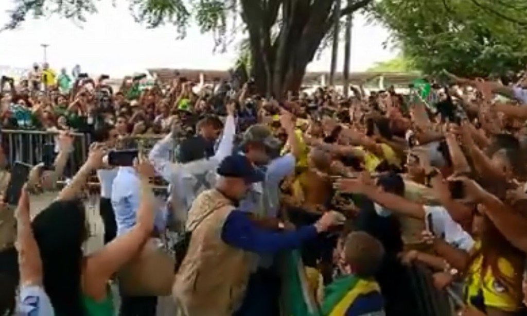 Bolsonaro chega em São Luís e quase leva tombo no&nbsp;aeroporto