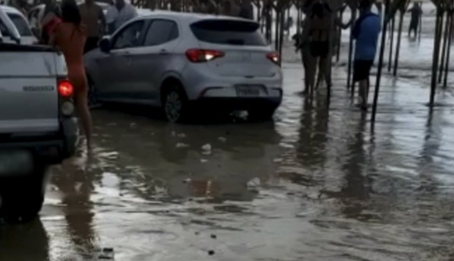 Carros ficam atolados em praias de São Luís após subida da&nbsp;maré