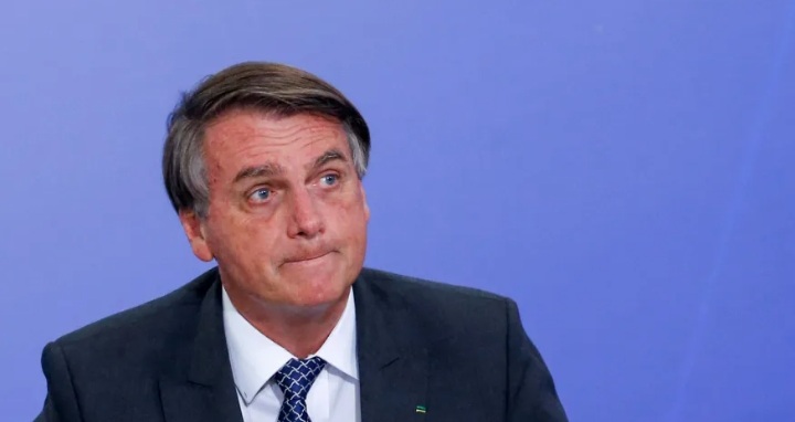 Bolsonaro é levado para  hospital de São Paulo por suspeita de obstrução&nbsp;intestinal