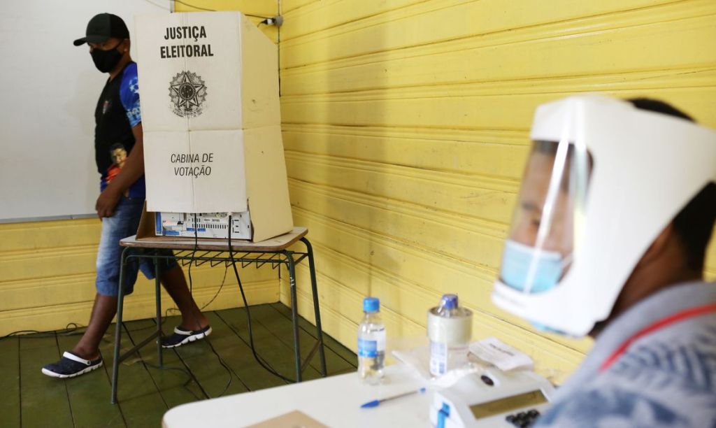 TSE volta a proibir celular, mesmo desligado, na cabine de&nbsp;votação