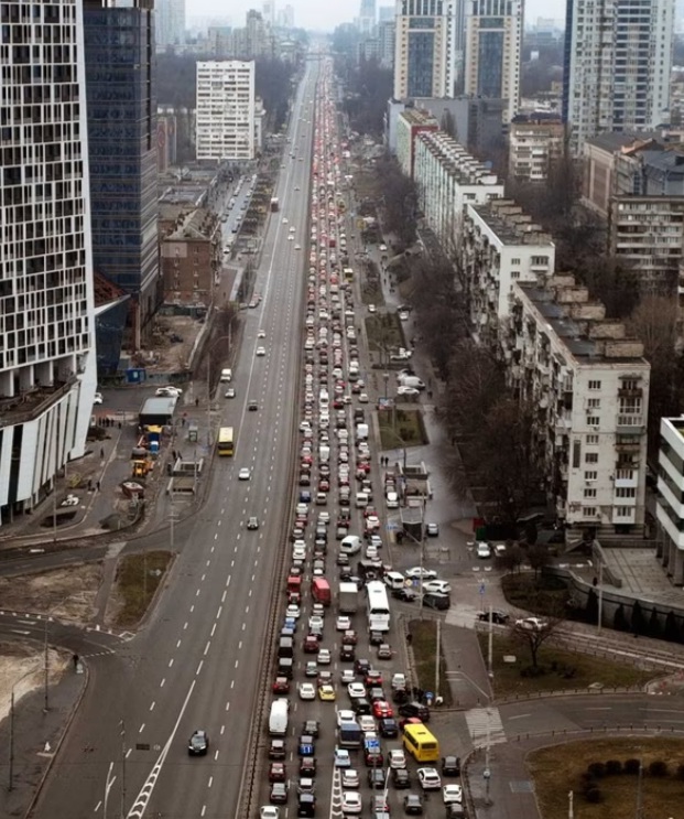 Milhares de cidadãos da capital ucraniana tentam deixar a cidade após ataques&nbsp;russos