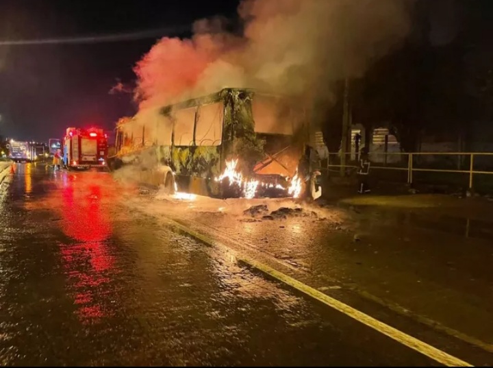 Ônibus pega fogo em frente ao Terminal do Distrito, em São&nbsp;Luís