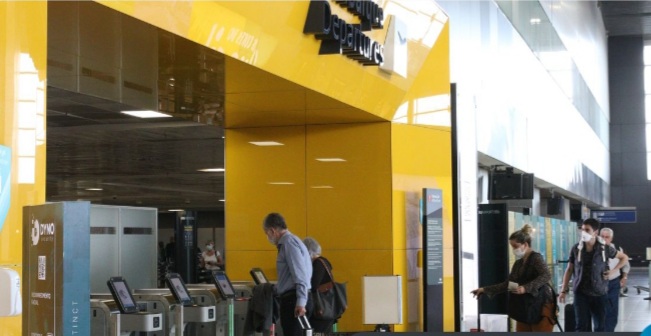 Anvisa autoriza serviço de bordo e mantém uso de máscaras em&nbsp;voos