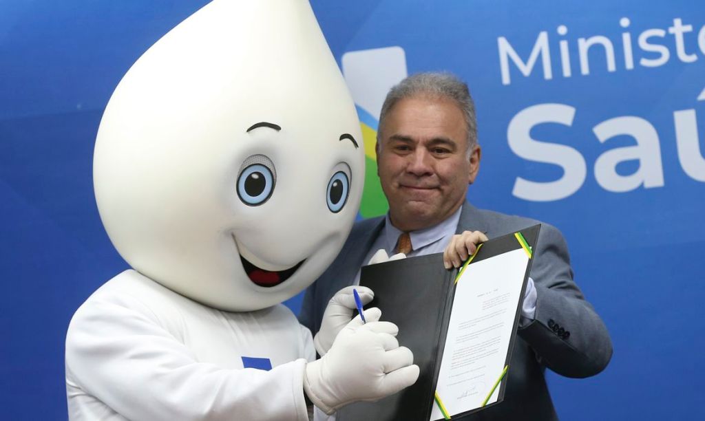 Covid-19: ministro oficializa fim de emergência&nbsp;sanitária