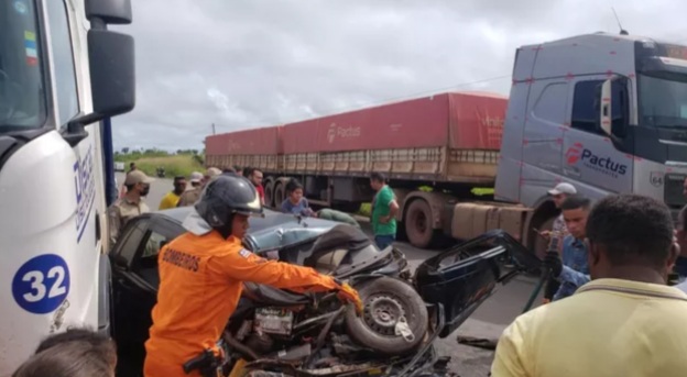 Duas pessoas morrem na BR-135 (MA) após colisão entre carro de passeio e&nbsp;carreta