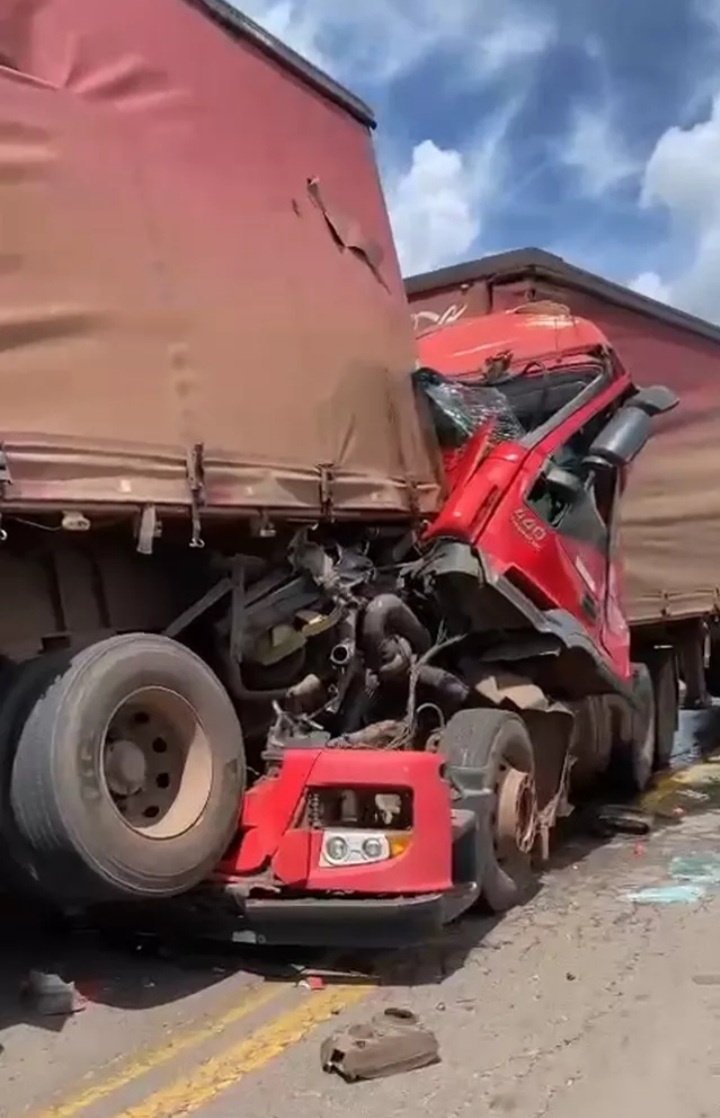 Engavetamento entre cinco carretas interdita trecho da BR-135, no&nbsp;Maranhão