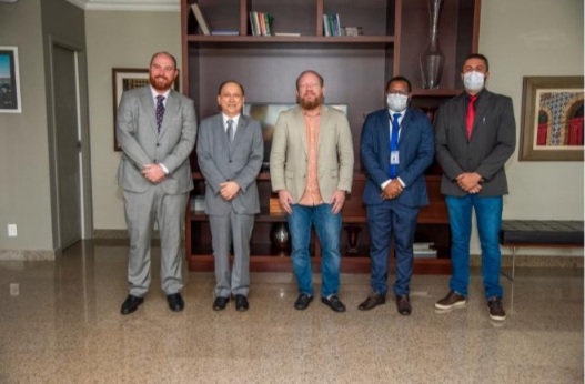 Othelino Neto recebe do presidente do TJMA novo plano de cargos dos servidores do&nbsp;Judiciário