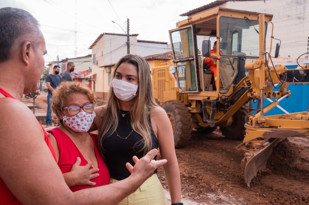 Em Pinheiro, Ana Paula vistoria obra de pavimentação de&nbsp;rua
