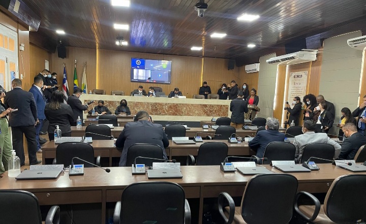 Câmara inicia ano legislativo com resposta dura à&nbsp;prefeitura