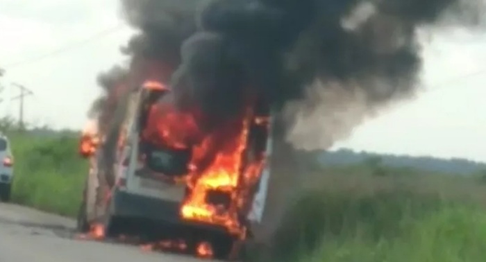 Com paciente sendo transportado, ambulância pega fogo na BR-222 no&nbsp;MA