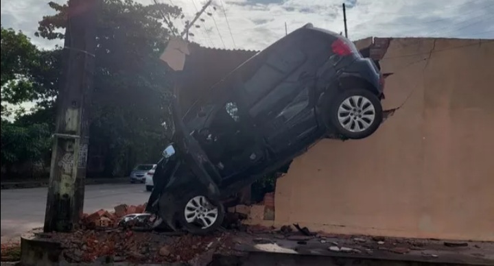 Em São Luís, carro colide contra muro no bairro do Cohatrac&nbsp;IV