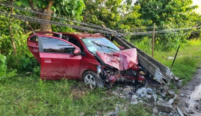 Carro se choca contra poste na Avenida dos Portugueses em São&nbsp;Luís