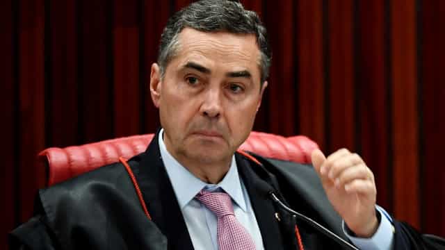 Barroso afirma que Bolsonaro auxiliou ‘milícias digitais’ ao vazar&nbsp;inquérito