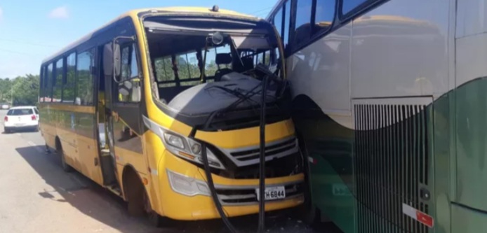 Ônibus escolar colide com veículo na BR-402, no&nbsp;MA