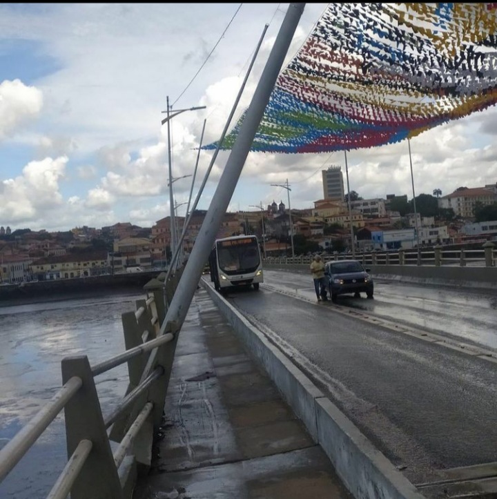 Poste inclina na Ponte do São Francisco e interrompe o&nbsp;trânsito