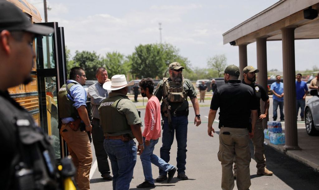 Atirador mata 14 estudantes e um professor em escola primária no&nbsp;Texas